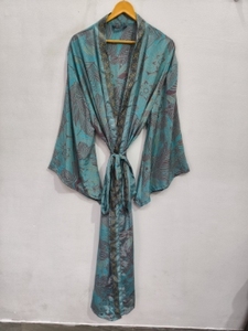 Robe de mariée en soie longueur cheville, multicolore, vêtement de nuit, kimono indien vintage en soie de sari recyclée - Product Image 2