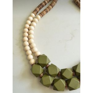 Collier artisanal en résine et bois, bords lisses, composants de bijoux - Product Image 1