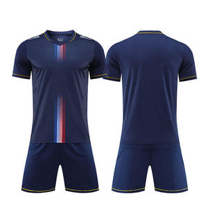 Conjunto de uniforme de fútbol profesional personalizado con estampado para uso competitivo y de entrenamiento - Product Image 3