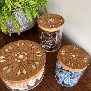 CrescentLuxe Caja de Almacenamiento de Dulces Premium con Incrustaciones de Concha de Nácar y Acrílico, para Mesas de Iftar del Ramadán 2027 y Decoración Festiva del Hogar - Product Image 6