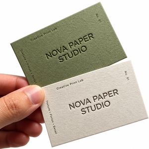 Impression de cartes de visite de luxe, papier cartonné 400 g/m², estampage à chaud argenté, pelliculage brillant, logo personnalisé pour le marketing en salon professionnel - Product Image 1