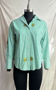 Camisa de mujer de popelina de algodón a rayas con motivo de bordado de aguacate que le da un aspecto moderno y elegante a la mujer. Compre a un precio asequible con MOQ bajo. - Product Image 2