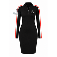 Delta |   Sigma | Robe moulante noire pour femme Theta, à manches contrastées rayées, col montant zippé, longueur genou, coupe ajustée décontractée