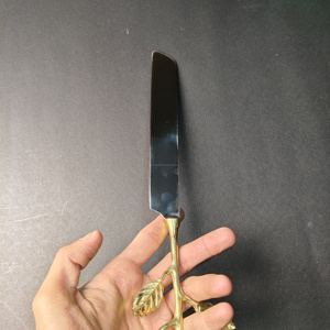 Juego de cubiertos clásico de 5 piezas con mango dorado con diseño de espiral. Cuchara de té, tenedor para ensalada, tenedor para cena, cuchillo para cena y cuchara para cena - Product Image 4