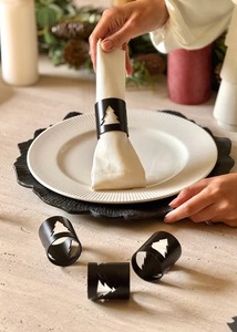 Elegantes Servilleteros Anchos Negros con Diseño de Árbol de Navidad, Modernos Accesorios para Mesa de Banquete Navideño, Servilletero de Pino Negro Cortado con Láser - Product Image 2