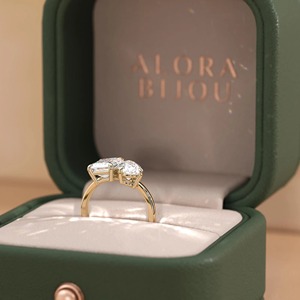 Bague de fiançailles de luxe pour femme Toi Et Moi en or massif 14K avec diamant de laboratoire émeraude et poire 2 carats certifié IGI - Product Image 6