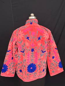 Chaqueta de terciopelo rosa coral de lujo, bordada a mano con motivos florales Suzani, abrigo de invierno, abrigo corto cálido de diseño bohemio - Product Image 3