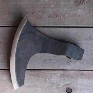 Hacha Táctica de Acero Damasco con Alto Contenido de Carbono SJ 1095, Hacha de Grado Industrial con Espalda Plana, Mango de Madera Grabado, 19 Pulgadas de Largo - Product Image 2