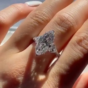 Bague de fiançailles élégante en argent sterling 925 plaqué or blanc et rose, sertie de trois pierres de moissanite taille marquise pour femme - Product Image 5