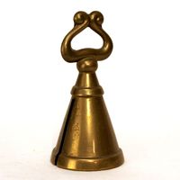 Cloche en métal finition argentée au design exclusif et artisanal avec motif poire artistique pour une décoration intérieure classique et un style festif
