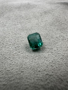 Gemas Brillantes, Esmeralda Natural Corte Rectángulo Verde, Gema Suelta de 1.70 Quilates, Certificada por IGI para Joyería - Product Image 3