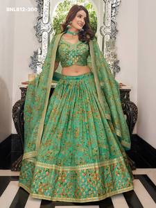 Organza de alta calidad con bordado de lentejuelas, estampado floral y borde dorado, conjunto de lehenga en forma de A color verde marino, proveedor de Surat. - Product Image 5