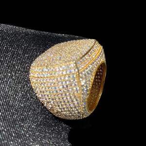 Bague de mariage en moissanite ronde taille brillant avec sertissage clos en argent de designer, bijoux fins modernes pour fiançailles et anniversaire, pour femmes et hommes - Product Image 4