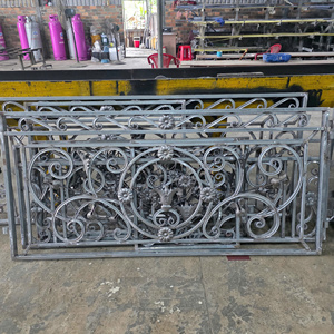 Rampe de balcon décorative en fer forgé pour maisons modernes, offrant des vues extérieures élégantes et une sécurité durable – Disponible dès aujourd'hui aux États-Unis - Product Image 5