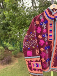Chaqueta de Invierno de Terciopelo Bordada a Mano para Mujer |   Abrigo Artesanal de Lujo | Colección de Ropa Exterior de Moda Premium - Product Image 2