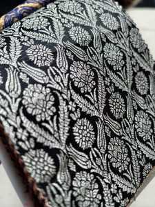 Tissu brocart floral noir et argenté, tissé jacquard - Product Image 3