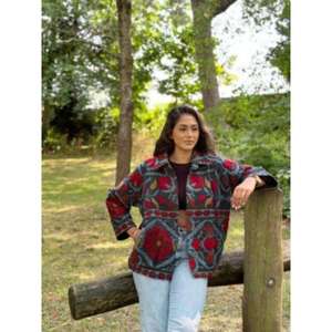 Chaqueta Suzani Hecha a Mano para Mujer, Abrigo con Cuello y Bordado Floral, Prenda Exterior Acolchada Estilo Bohemio para Festivales - Product Image 2