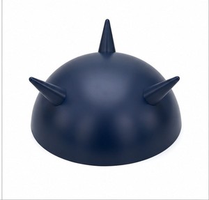 Bol de service moderne en métal bleu marine avec intérieur doré et pieds coniques pour le service des aliments - Product Image 2
