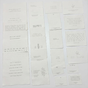 Papier deckle imprimé fait main avec des motifs artistiques, idéal pour la papeterie, les travaux manuels, les invitations, les emballages, les étiquettes et les projets créatifs. - Product Image 1