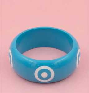 กำไลข้อมืออะคริลิคทรงกลมน่ารัก ลายเรขาคณิต สีฟ้าลายเป้าหมายสีขาว ของขวัญเครื่องประดับแฟชั่นสำหรับทุกเพศ - Product Image 1