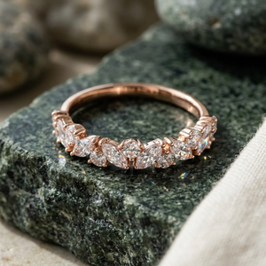 Anillo de compromiso clásico de oro rosa con diamantes de moissanita talla pera y diamantes blancos para mujer, regalo para ella - Product Image 5