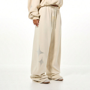 Pantalones de chándal de felpa 100% algodón, corte holgado y cintura media, estilo jogger, con logotipos de pedrería para niña - Product Image 3