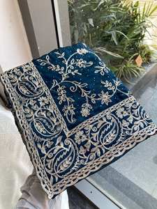 Sari en soie Rangoli de luxe brodé avec bordure en point de croix Aarco de designer - Product Image 4