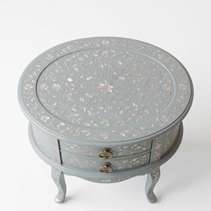 Mesa Auxiliar Redonda de Lujo en Color Azul Claro con Incrustaciones Florales Hechas a Mano, Mesa de Noche con 2 Cajones - Product Image 3
