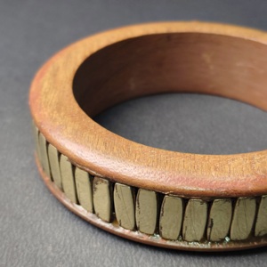Brazalete de Madera Estilo Industrial con Barra Vertical de Latón y Incrustaciones Metálicas - Joyería de Diseño Texturizado Fusionado - Acabado a Mano - Product Image 6