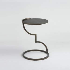 Table d'appoint en métal au look vintage avec finition en laiton antique et détails faits à la main pour une décoration intérieure classique - Product Image 4