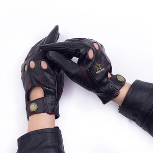 Gants de conduite en cuir noir compatibles avec les écrans tactiles M.BAANI LEATHER INDUSTRY, motif étoile imprimé par transfert thermique, poignet réglable - Product Image 1
