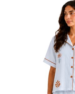 Ensemble de pyjama personnalisé bleu clair pour femme, manches courtes, boutonné, broderie florale, doux, respirant, ensemble de détente d'été - Product Image 3