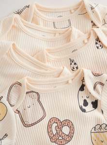 Combinaison bébé Annamar Clothing personnalisée en bambou 95% et élasthanne 5%, douce, extensible, respirante, écologique, avec fermeture boutonnée - Product Image 3