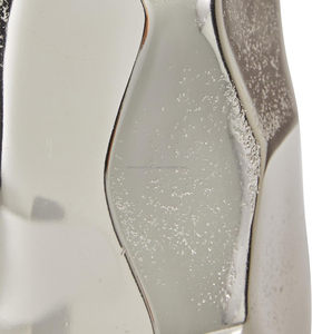 Florero de Aluminio Estilo Industrial Hecho a Mano, Diseño Audaz con Acabado Plateado para Espacios Modernos, Galerías y Bodas - Product Image 2