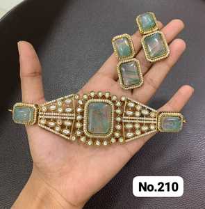 R.K. Juego de Collar Étnico Indio Chapado en Oro con Incrustaciones de Kundan y Aretes de Perlas de Imitación y Circonitas para Bodas y Fiestas - Product Image 5