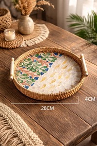 Plateau de service en rotin design avec incrustations de nacre, idéal pour les occasions spéciales, les services festifs et les cadeaux, provenant d'Inde. - Product Image 3