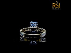 Anillo de compromiso de diamante radiante alargado de 2 CT cultivado en laboratorio, banda de oro macizo con piedras laterales y detalles ocultos. - Product Image 6