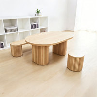 Table ovale en chêne naturel moderne avec piétement cannelé et banc assorti, ensemble table basse pour la maison, l'hôtel, le salon
