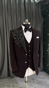 Abito da uomo marrone firmato con ricami e paillettes asimmetriche – Completo da sposo / da sera a 3 pezzi - Product Image 2