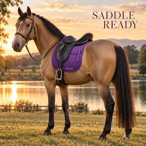 Tapis de selle matelassé violet pour cheval, avec surpiqûres losanges et sangles de fixation |   Tapis d'équitation profilé avec bordure renforcée - Product Image 3