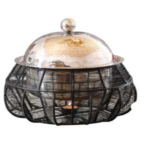 Casserole contemporaine bicolore à découpes géométriques avec couvercle conique argenté, récipient isotherme design pour servir les plats chauds, idéal pour un usage moderne. - Product Image 4