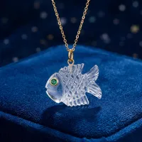 Collier Pendentif Poisson Sculpté en Cristal de Quartz et Pierre Précieuse avec Émeraude Verte et Oeil CZ, Plaqué Or 18 carats, en Laiton, Vente en Gros