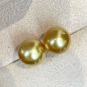 Boucles d'oreilles en or 18 carats, modèle minimaliste de base, perle verte paon, 9-8 mm, brillance miroir éblouissante, avec crochet d'oreille et boîte cadeau - Product Image 4