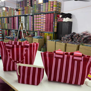 Pochette de voyage géométrique écologique pour femme Kapadavala, fabriquée en Inde, en nylon recyclé tissé, avec fermeture éclair, légère - Product Image 1