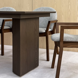 Juego de mesa de comedor rectangular de madera oscura con sillas tapizadas en tela gris para comedor - Product Image 4