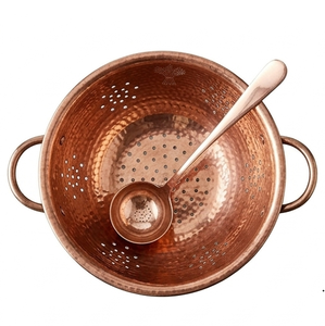 Ensemble de passoires en cuivre martelé avec bol égouttoir et louche pour la préparation des aliments en cuisine - Product Image 4