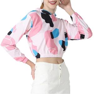 Sweat à capuche court moderne pour femme avec logo frontal, idéal pour le style urbain, les tenues universitaires et l'usage quotidien – Design décontracté - Product Image 5