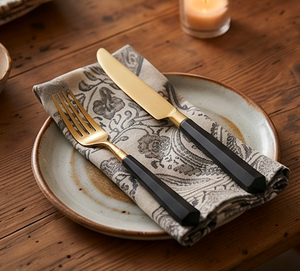 Juego de cubiertos modernos de acero inoxidable dorado con mangos negros, perfecto para utensilios de cocina y vajilla. - Product Image 5