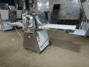 Machine à rouler compacte et populaire pour la fabrication de coquilles de cannoli, cornets à crème, bretzels et bases de brioches, idéale pour la restauration en croisière et les boulangeries - Product Image 5
