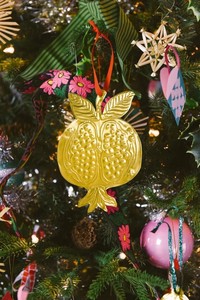 Encanto festivo y decoración navideña con este impresionante adorno de árbol de Navidad con forma de granada dorada. Elaborado con un dorado metálico brillante - Product Image 1